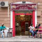 In via Melo, quasi all�incrocio con via Prospero Petroni, alberga da 11 anni �Laxmi�, un piccolo ristorante gestito dall�indiana Rajni